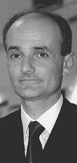 Il governatore della Misericordia di Castagneto Gino Scateni e sopra la sede in vendita