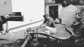 Tecnico al lavoro su una condotta dell’acqua