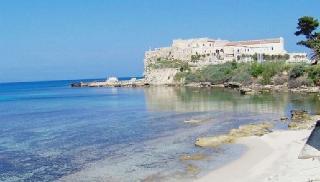 Cala Giovanna e sullo sfondo l’abitato e il carcere dell’isola di Pianosa
