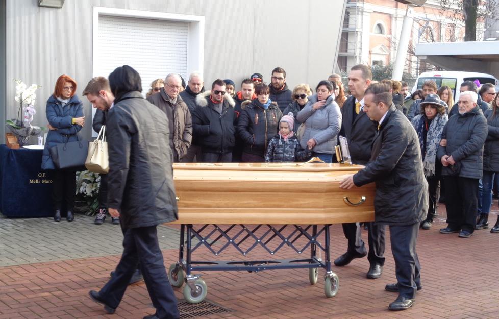 Rose rosse e tanti fiori per Luca Al funerale anche l’amico ferito 