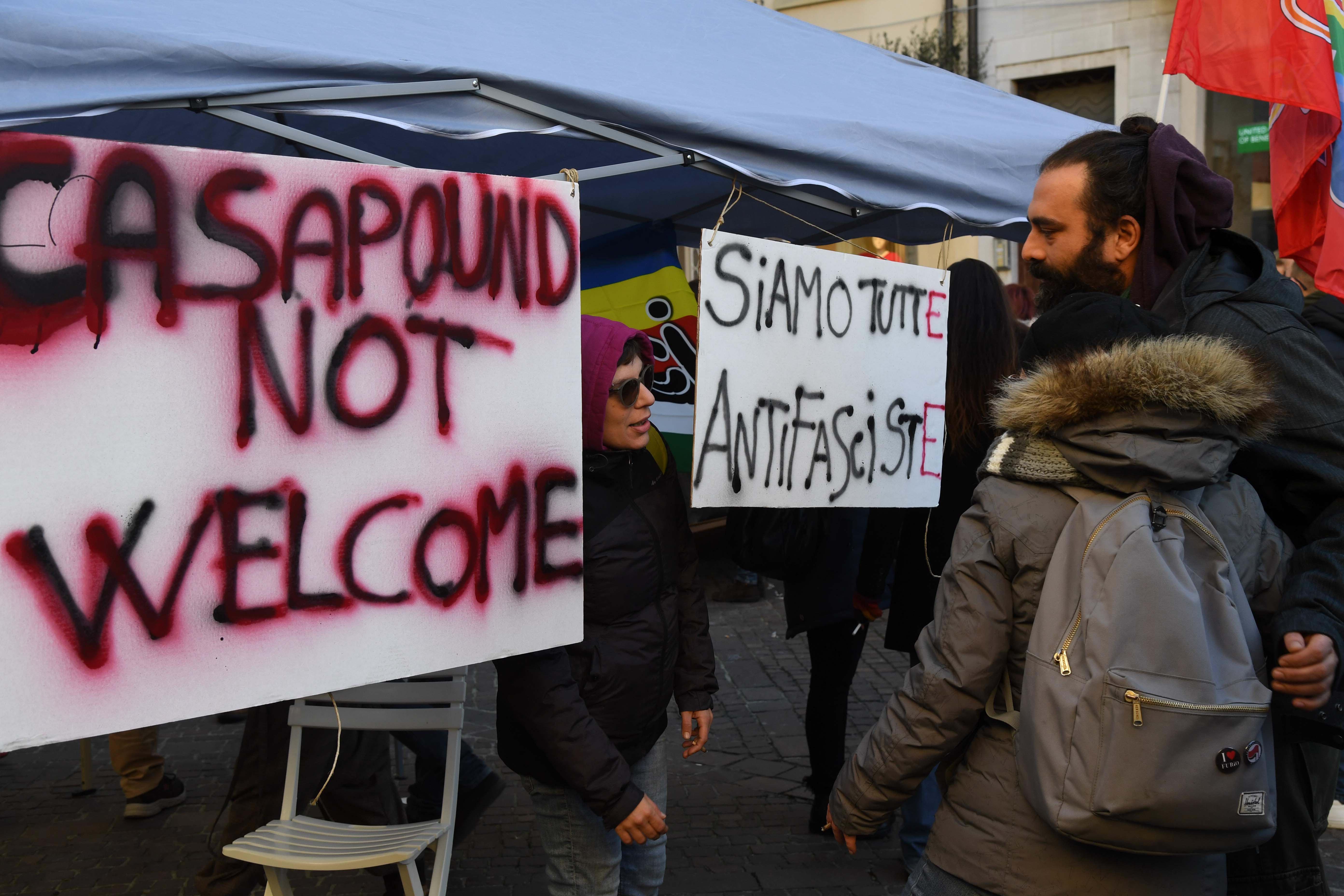 Striscioni contro Casapound
