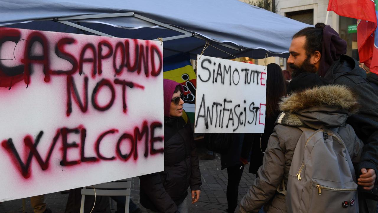 Striscioni contro Casapound