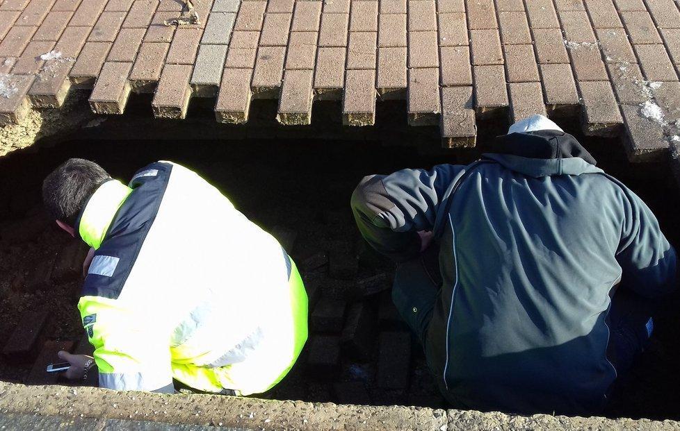 La voraggine nel parcheggio di piazza Martiri