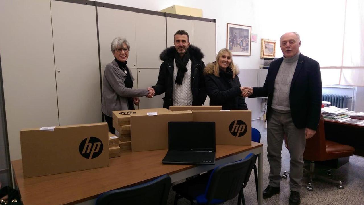 Dieci notebook donati a elementare (Bertini a sin.) e media (Grassi, a destra) da Bucciantini s r l Venturina