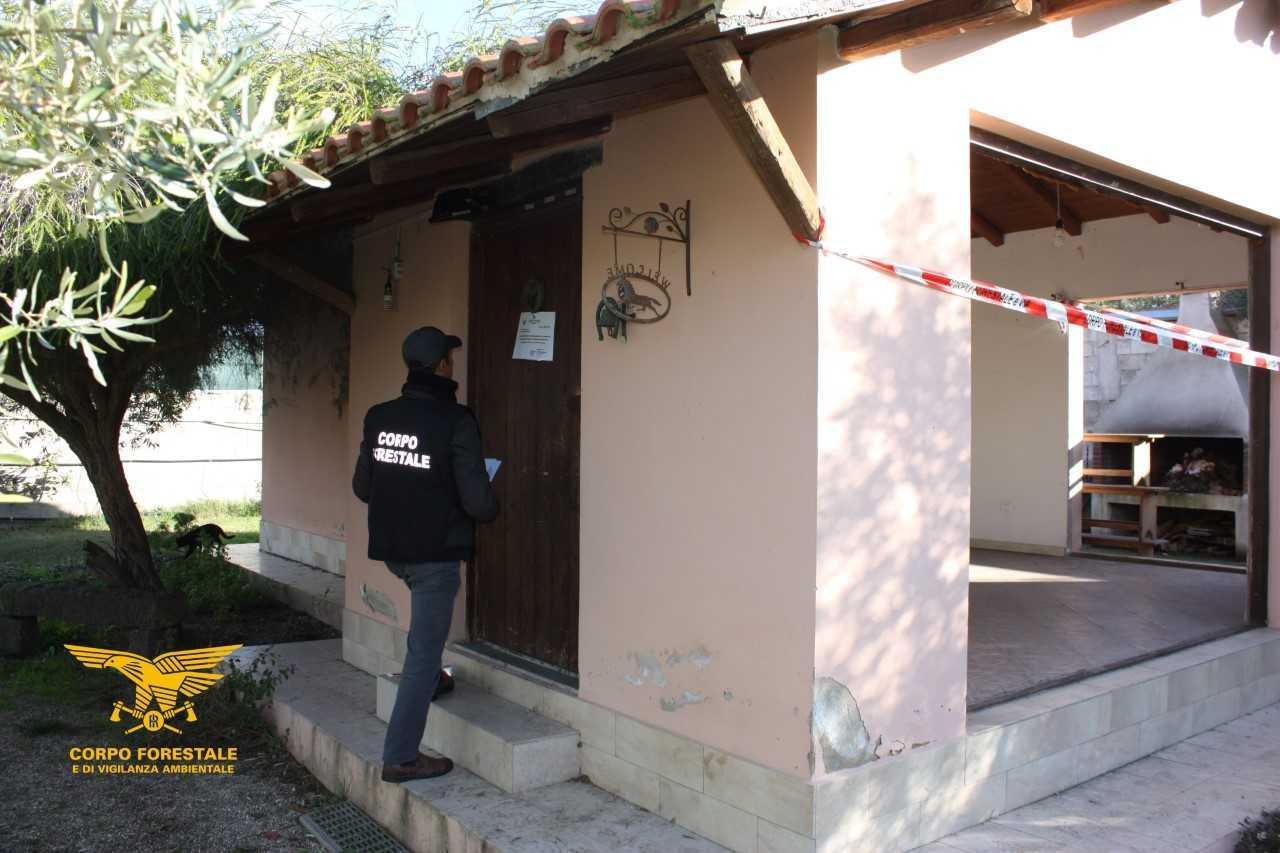 Gli agenti della forestale appongono i sigilli alla struttura
