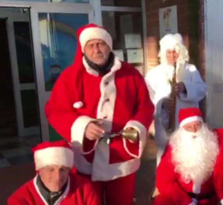 Il sindaco Giurlani con la band dei Babbi Natale