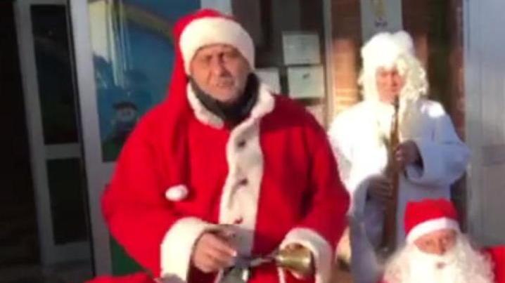 Il sindaco Giurlani con la band dei Babbi Natale