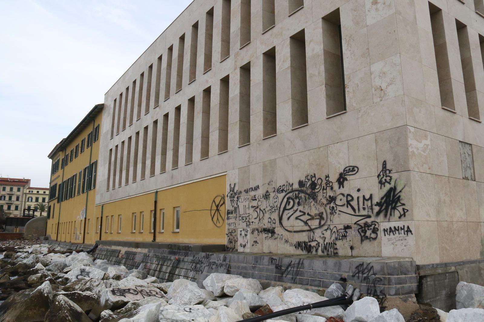 Lo Scoglio della Regina imbrattato (Marzi Pentafoto)