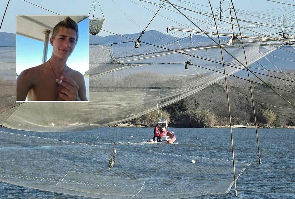 Le ricerche dei vigili del fuoco e nel riquadro il ragazzo disperso, il ventunenne Davide Pellegrini 