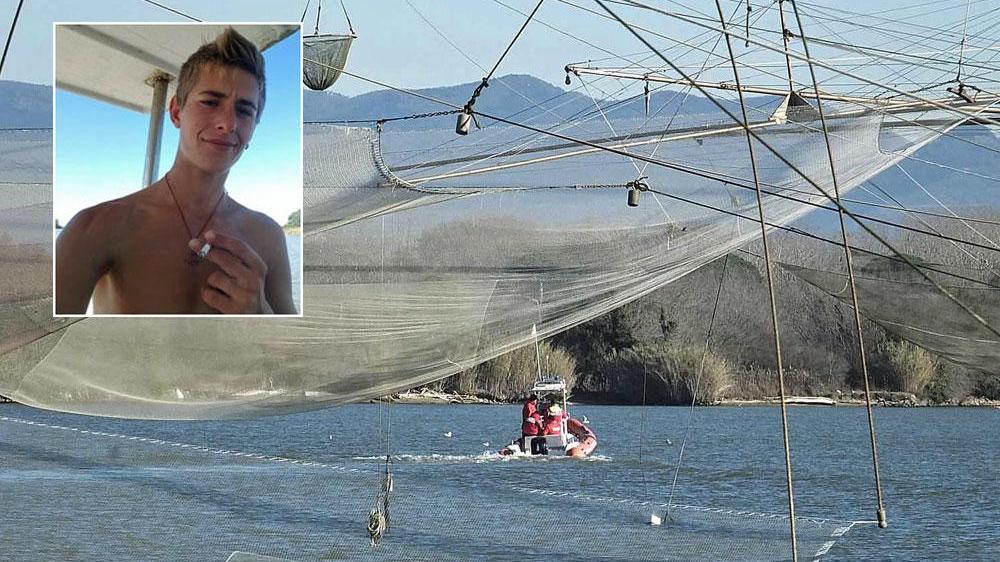 Le ricerche dei vigili del fuoco e nel riquadro il ragazzo disperso, il ventunenne Davide Pellegrini