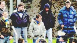 I tifosi azzurri in curva e a destra un colpo di testa di Volpini