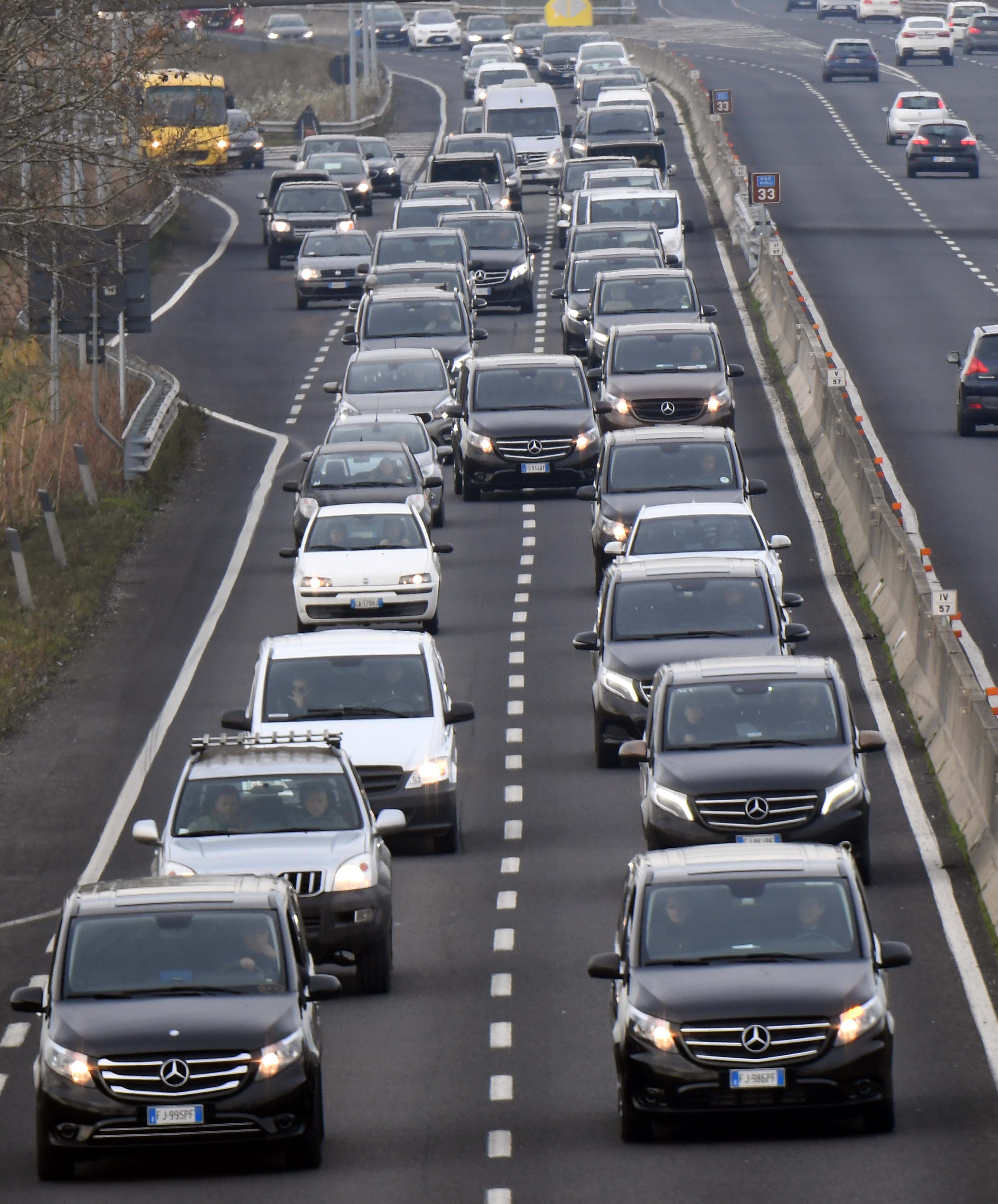 I mezzi lungo la superstrada (Foto Silvi)