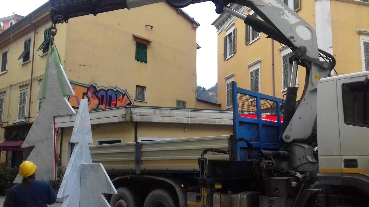 Si è rotto l'albero di Natale in marmo, è stato rimosso
