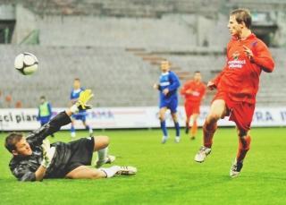 <strong>IL SIGILLO.</strong> Il giovane Marrani di testa sigla il 3-1 finale