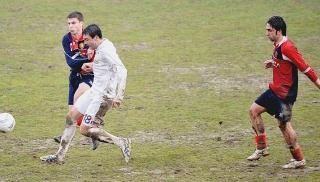 L’attaccante del Forcoli Tiziano Bruzzone in azione: è suo il gol della vittoria