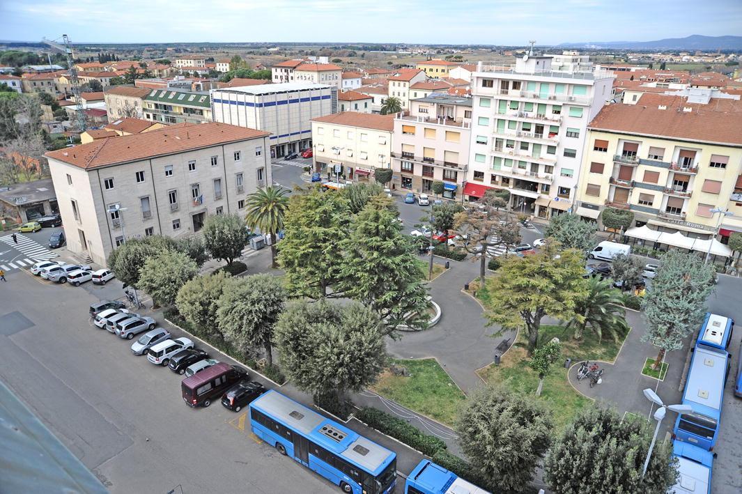 Piazza della Libertà, dove ha sede il Comune di Cecina