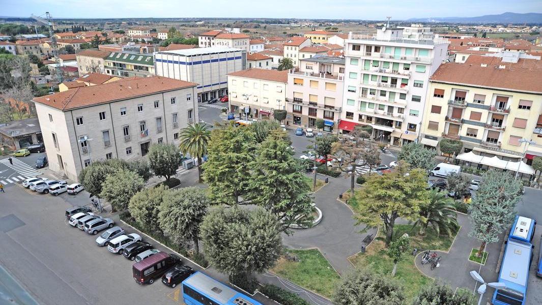 Piazza della Libertà, dove ha sede il Comune di Cecina