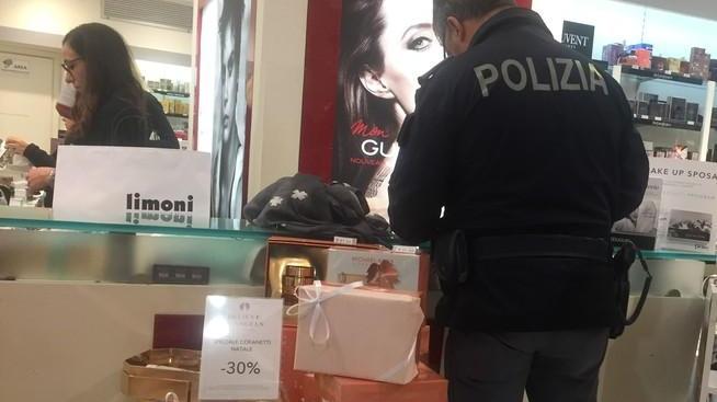 Ripulisce gli scaffali della Gardenia: donna fermata dalla polizia
