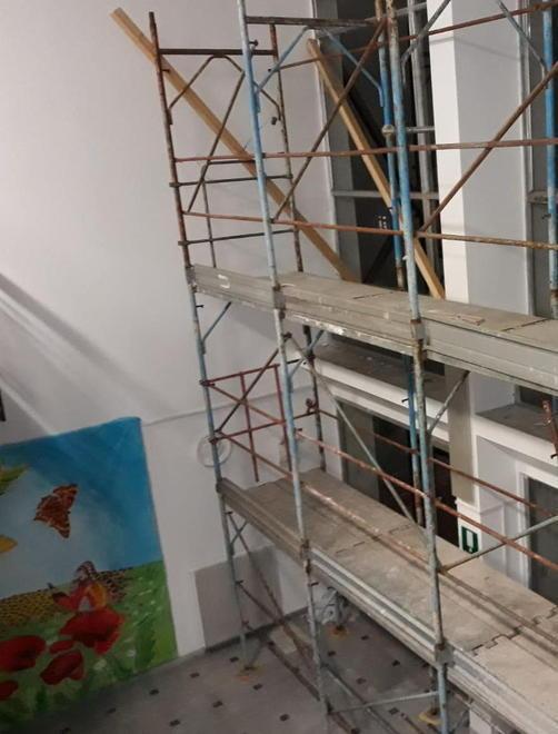 Lavori iniziati e stoppati ma rimane l’impalcatura la rabbia di un papà