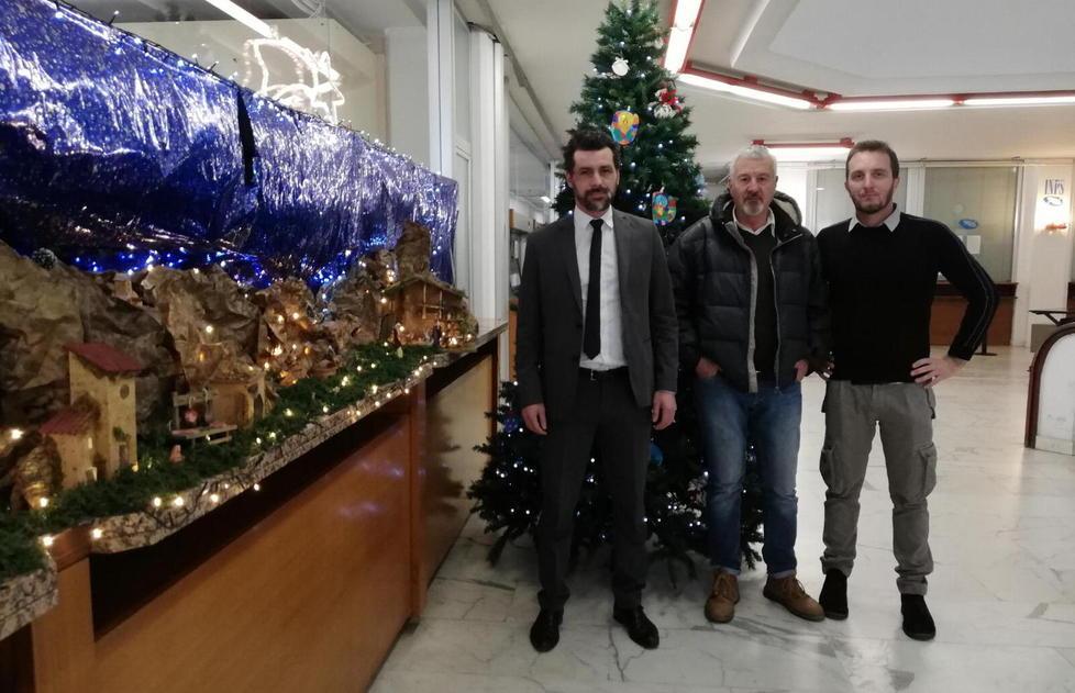 Sì all’albero ma continua la magia del presepe