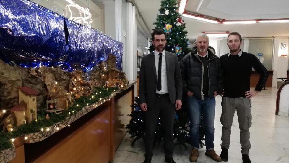 Sì all’albero ma continua la magia del presepe