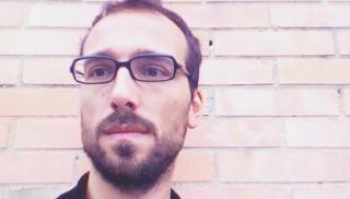 A sinistra, Lorenzo Giusti, curatore d’arte Sopra, l’esterno dello spazio EX3 a Firenze
