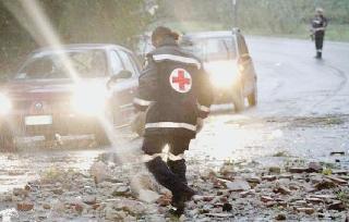 A sinistra e al centro i calcinacci caduti sulla strada del muro della casa semidiroccata in via Pietrasantina A sinistra i rami sulla stessa strada liberata in serata