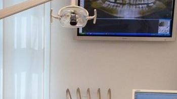 L’Odontotecnico faceva radiografie la segretaria l’igiene dentale