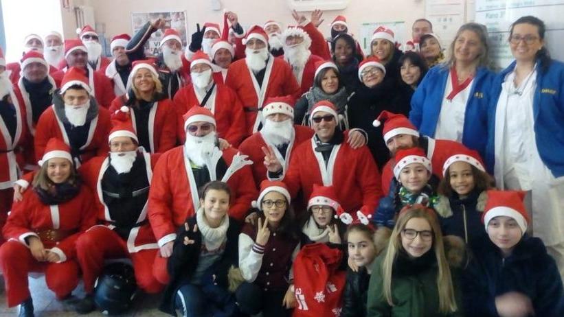 Motociclisti di due club portano doni a Pediatria