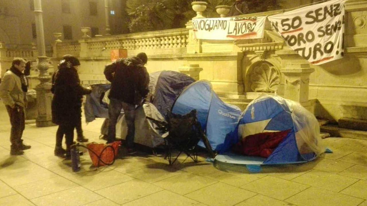 Sassari, la protesta dei dipendenti Secur: sciopero della fame e tende in piazza d’Italia 
