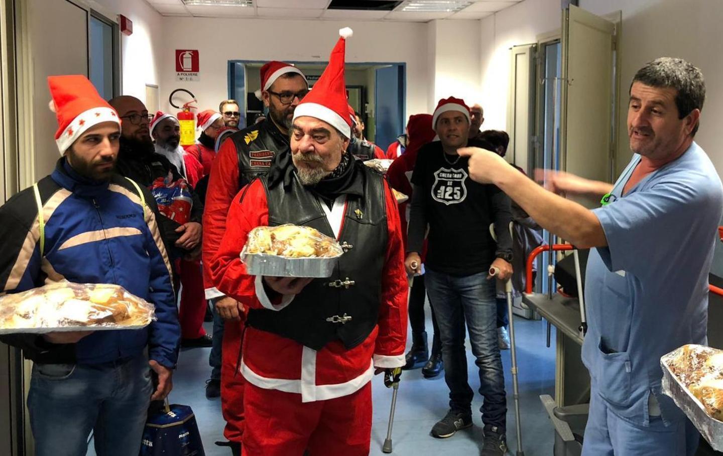 Musica, dolci e regali per le feste in ospedale 