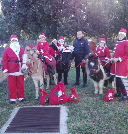 I mini Babbo Natale in sella ai pony