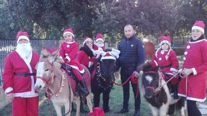 I mini Babbo Natale in sella ai pony