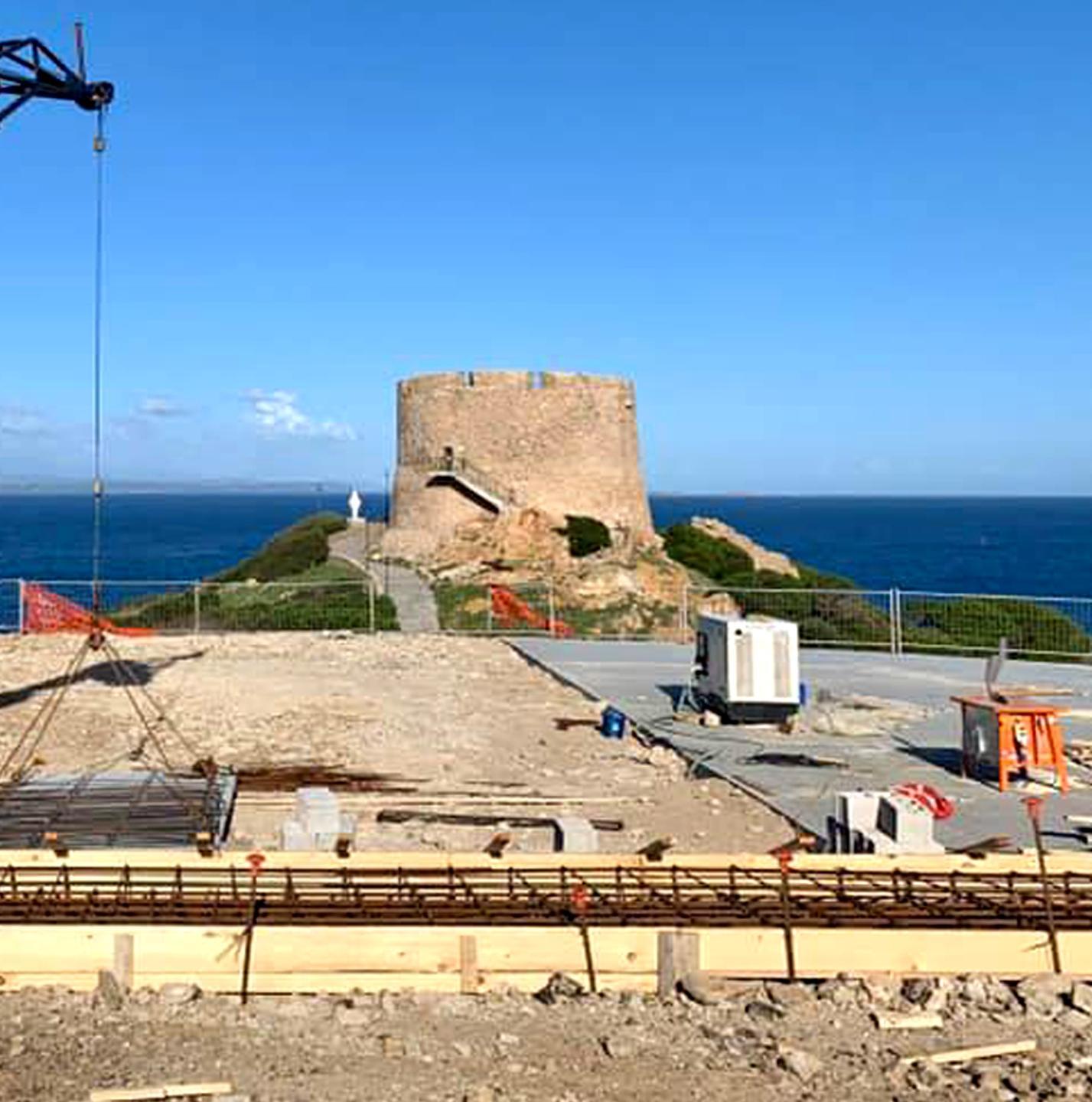 La piazza con vista mare pronta per la primavera 