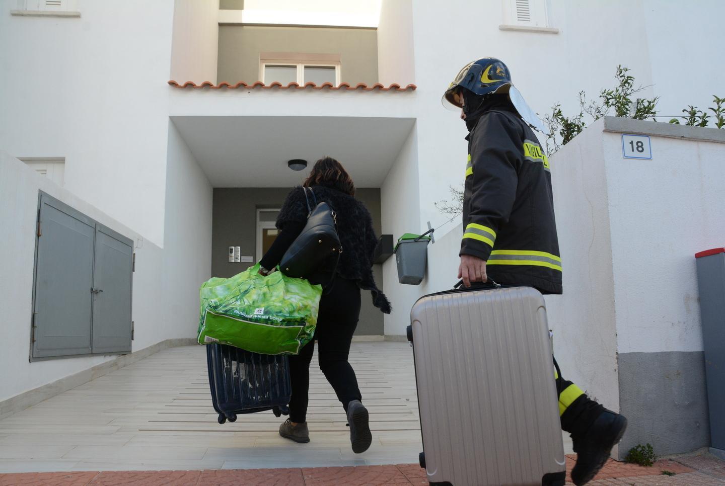 Olbia, liberi gli ostaggi della gru: i residenti tornano a casa 