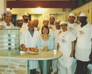 L’insegnante Angelo Petrone alla fine di una lezione mostra il risultato che ha appena sfornato agli allievi