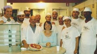 L’insegnante Angelo Petrone alla fine di una lezione mostra il risultato che ha appena sfornato agli allievi