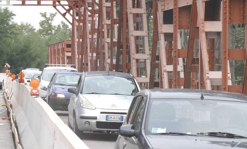 Cantiere fermo e ponte chiuso Il sindaco: Natale a senso alternato 