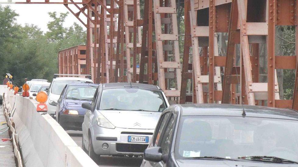 Cantiere fermo e ponte chiuso Il sindaco: Natale a senso alternato
