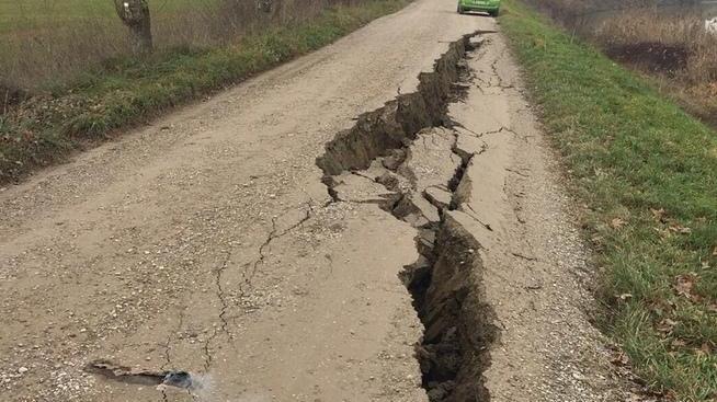 Il Comune risarcito La strada è franata a causa della condotta