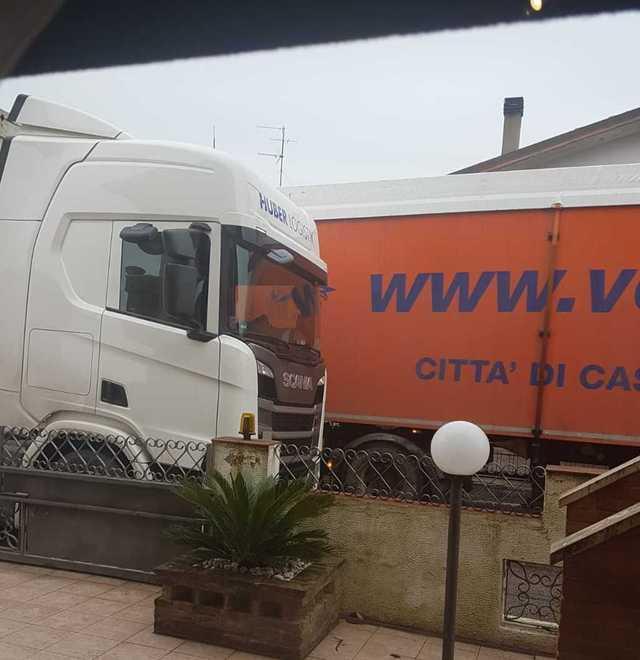 Strada stretta per i lavori Due camion si incastrano