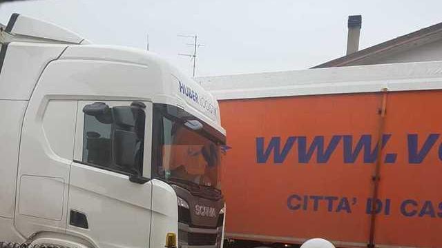 Strada stretta per i lavori Due camion si incastrano