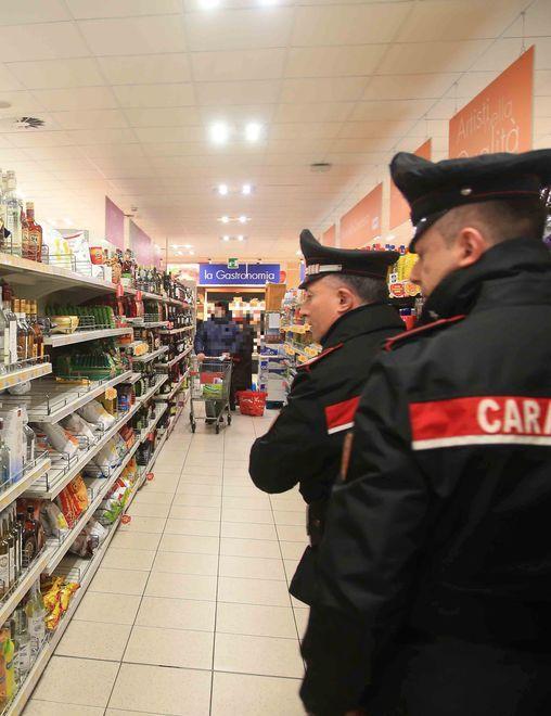 Mille euro di cibo per la spesa di Natale ma senza pagare 