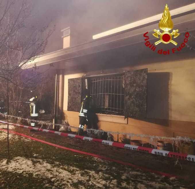Ustionato nella villetta che va a fuoco 