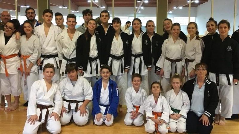 Gli atleti della Nakayama sollevano al pala di Spezia il trofeo Kurisumasu