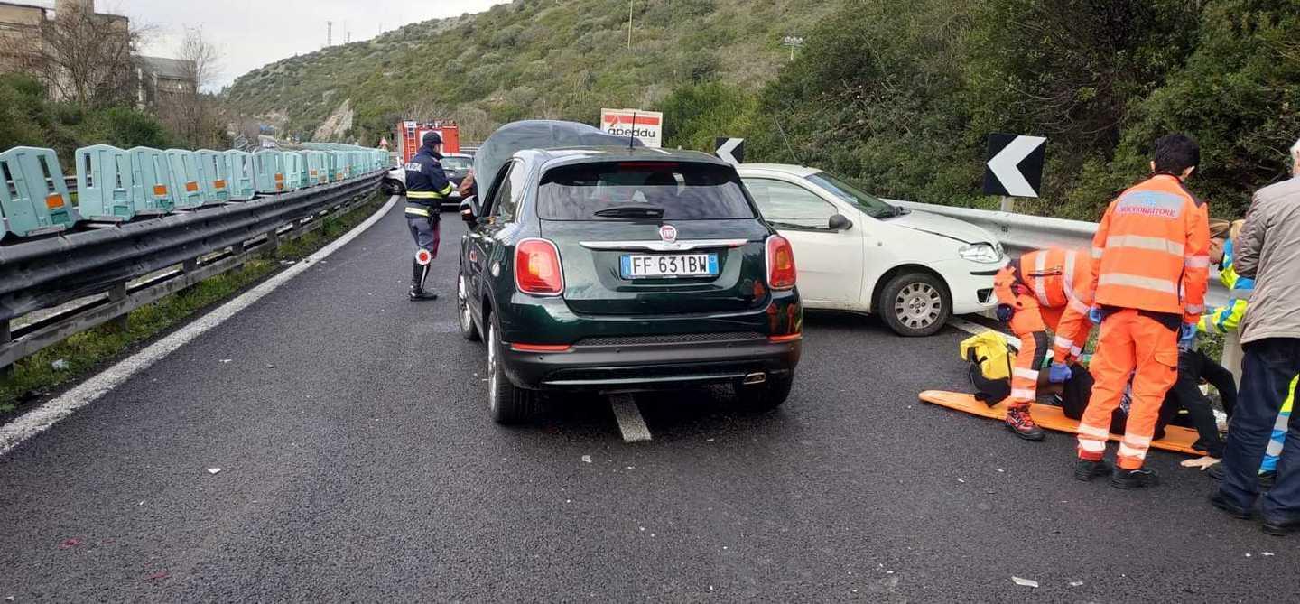 Carambola con 5 auto, 131 bloccata alle porte di Sassari