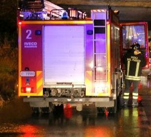Albero di Natale a fuoco nella notte, famiglia intossicata 