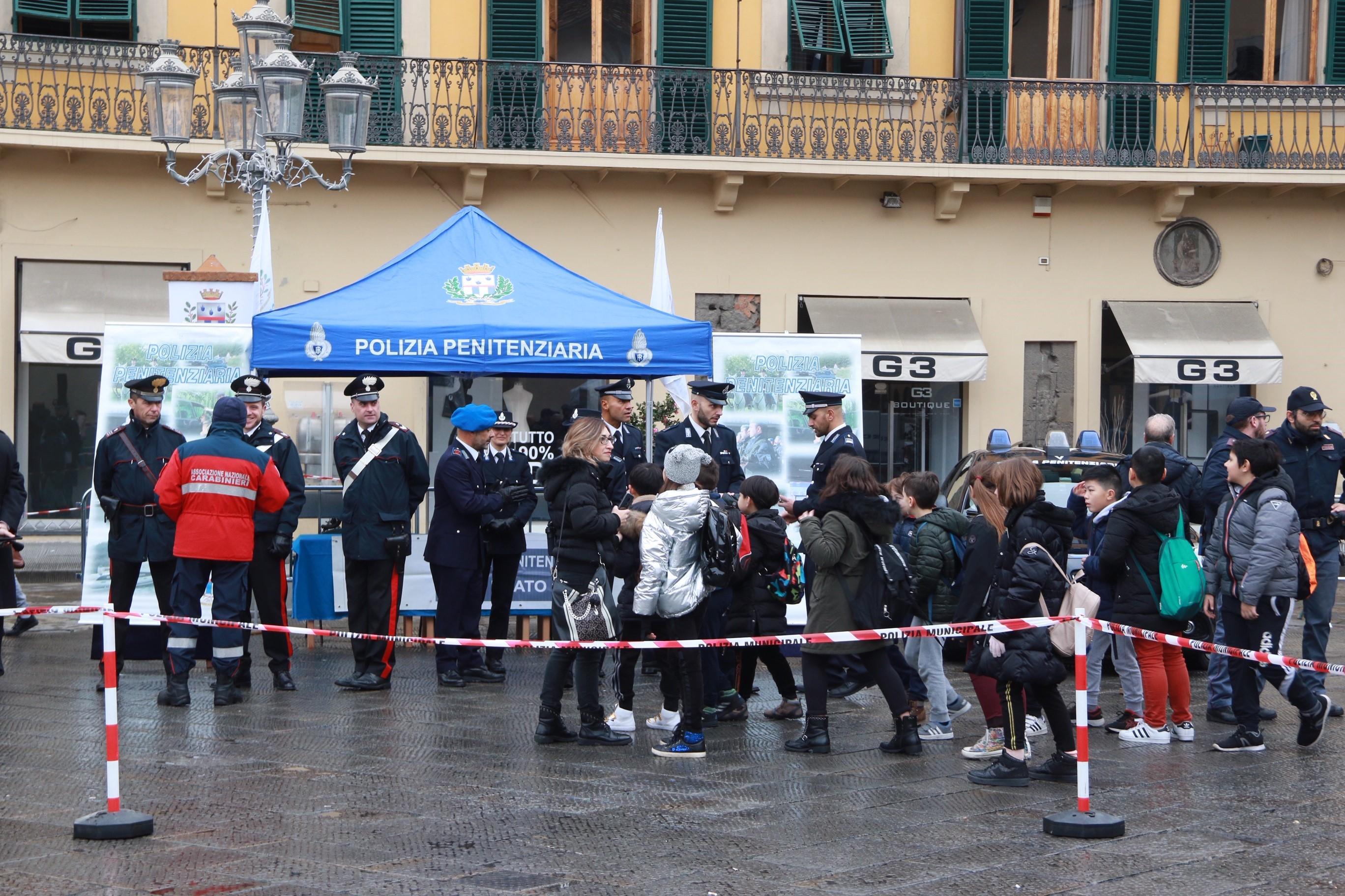 Uno stand della Polizia penitenziaria in piazza Duomo a Prato