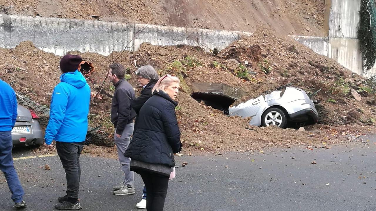 Il muretto non regge e la frana arriva sulle auto, paura a Fivizzano