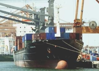 Una nave ormeggiata in un porto senegalese (foto d’archivio)